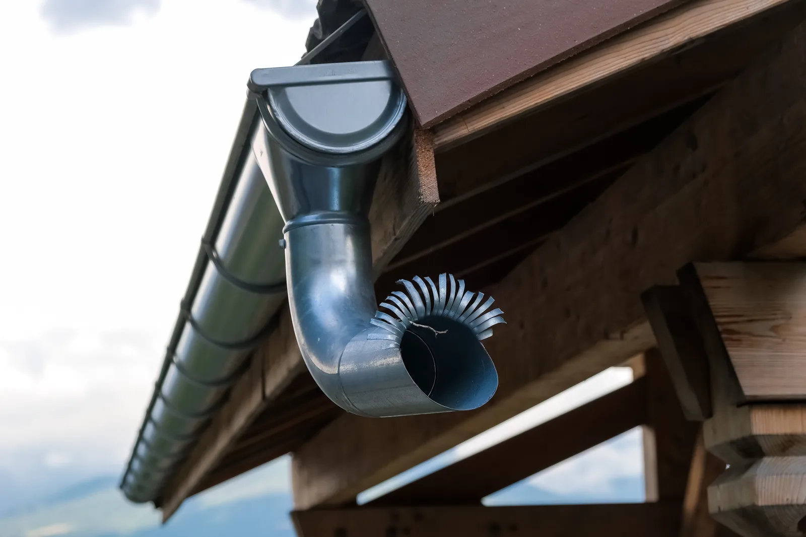 Clean free-flowing gutters