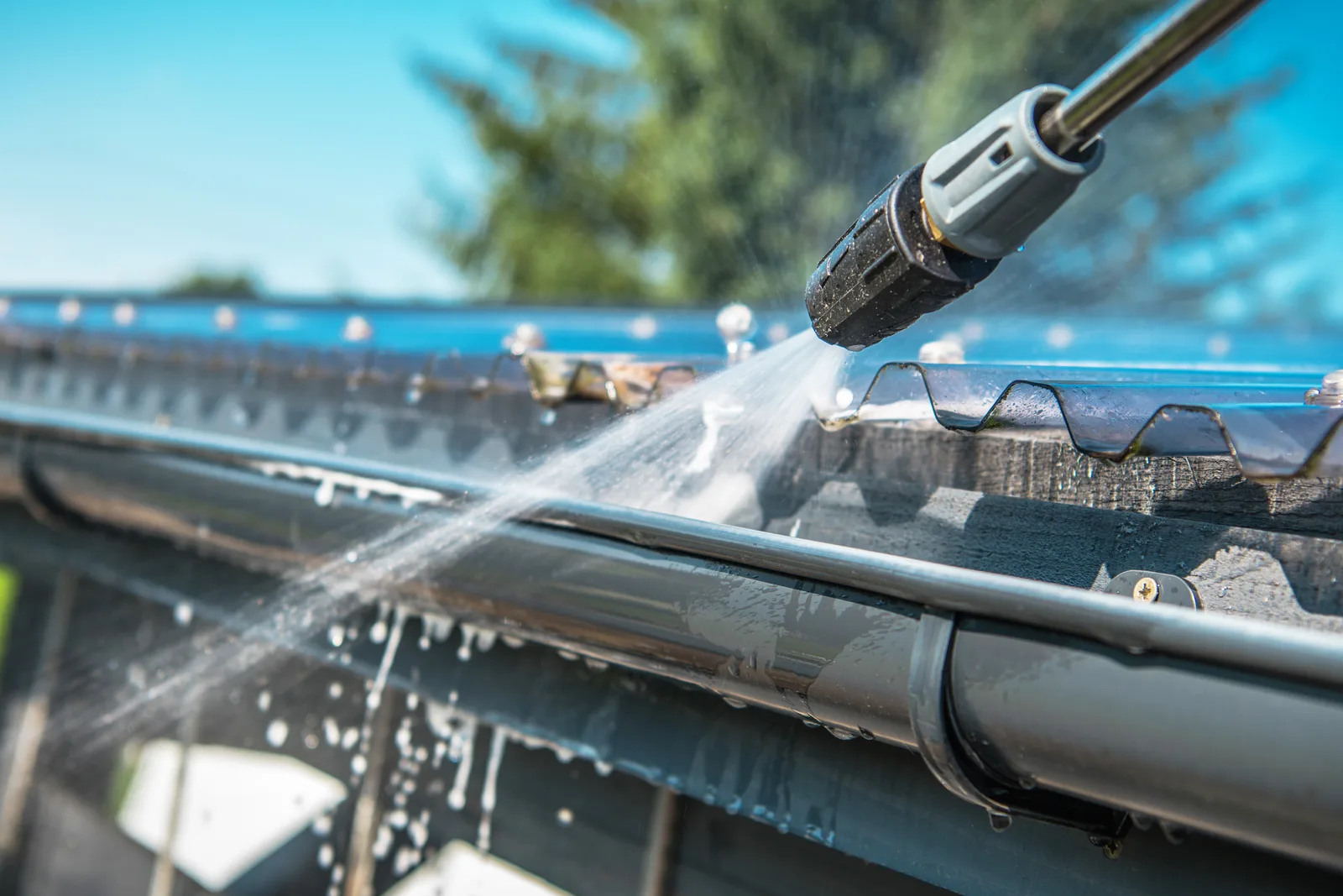 Clean free-flowing gutters